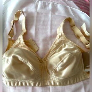 Amoena Women's Ava M-frame style Pocketed Bra - NWT - Size 38B